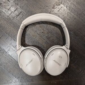 Bose QuietComfort 2023 Headphones in Sandstone